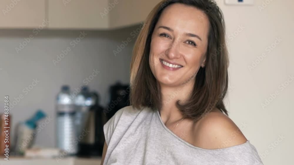 Portrait of happy, pretty woman sitting by table at home
Portrait of happy, pretty woman sitting by table at home