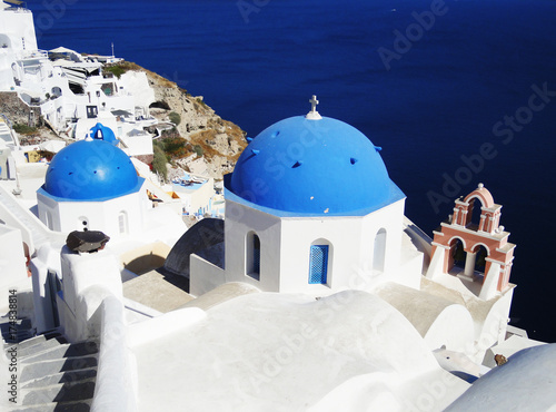 ギリシャ サントリーニ島 青と白の教会と海 