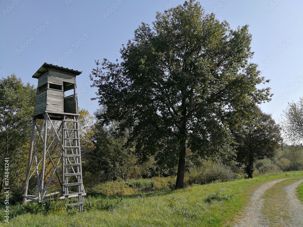 Hochstand in der Landschaft