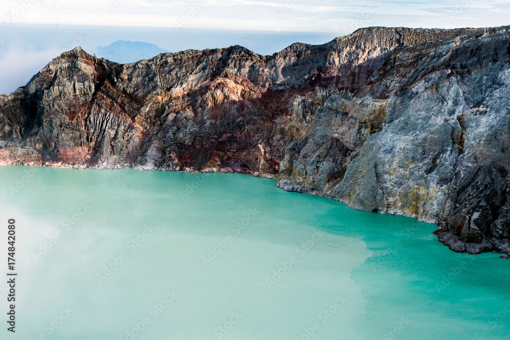 Obraz premium Kawa Ijen Volcano and lake in sunrise View at Indonesia.