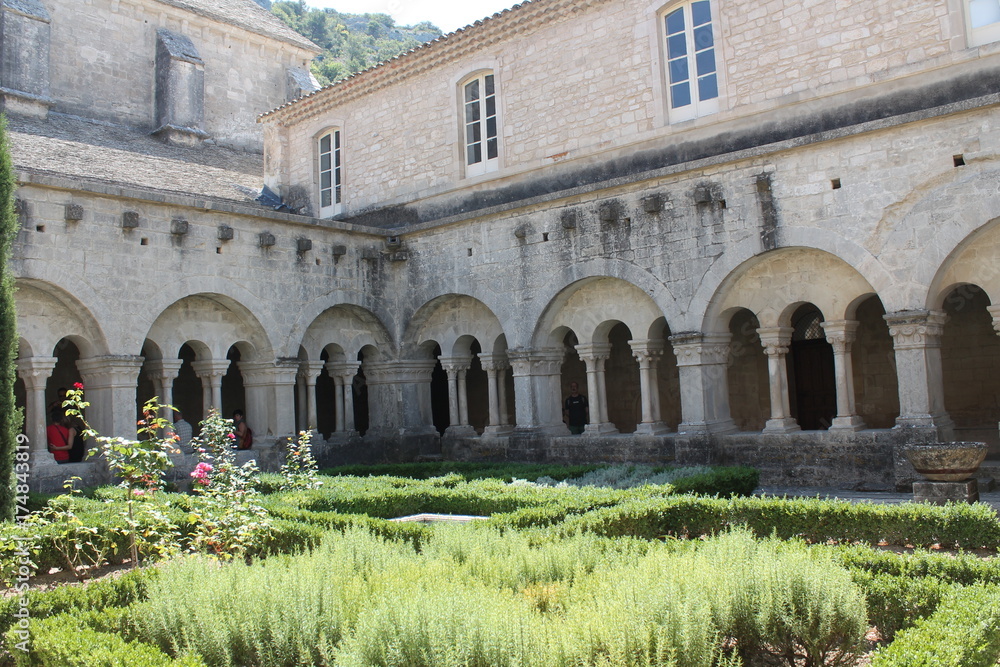 Claustro abadía con jardín