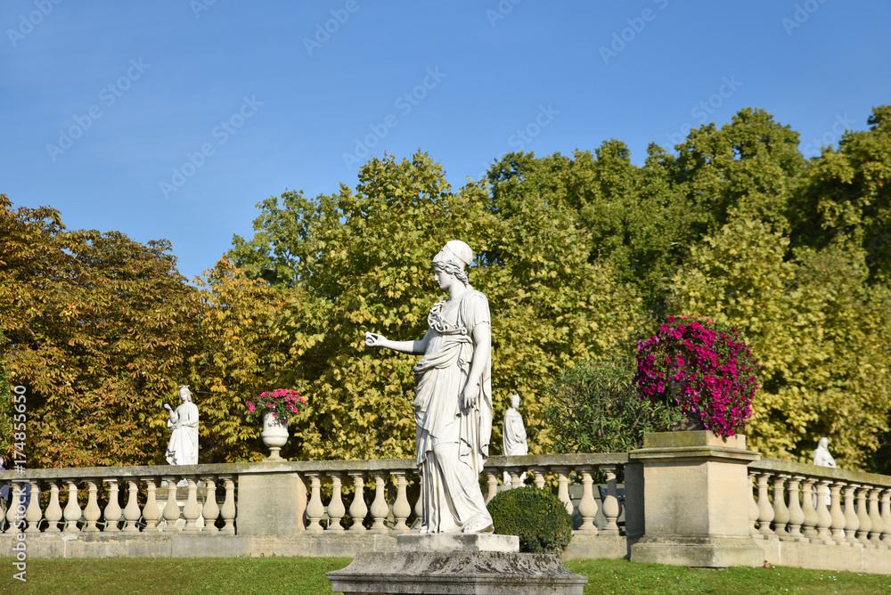 Obraz premium Statues et terrasse au jardin du Luxembourg à Paris, France