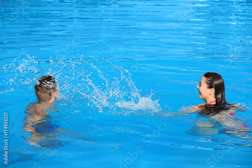 Happy young couple in swimm...