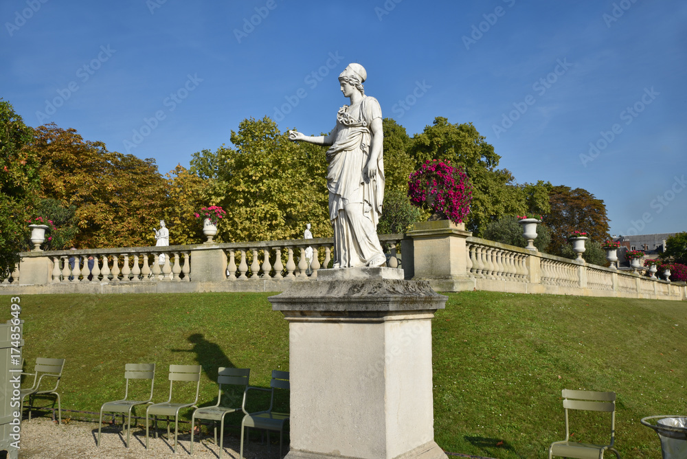 Statues et terrasse du jardin du Luxembourg à Paris, France