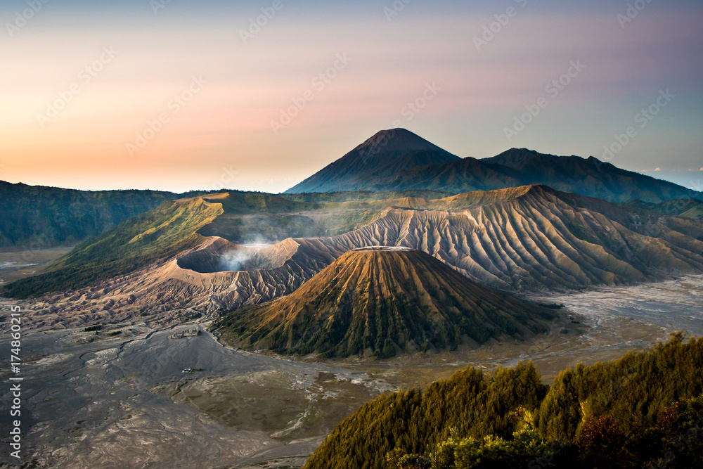Obraz premium Mount Bromo volcano (Gunung Bromo) during sunrise from viewpoint on Mount Penanjakan, in East Java, Indonesia.