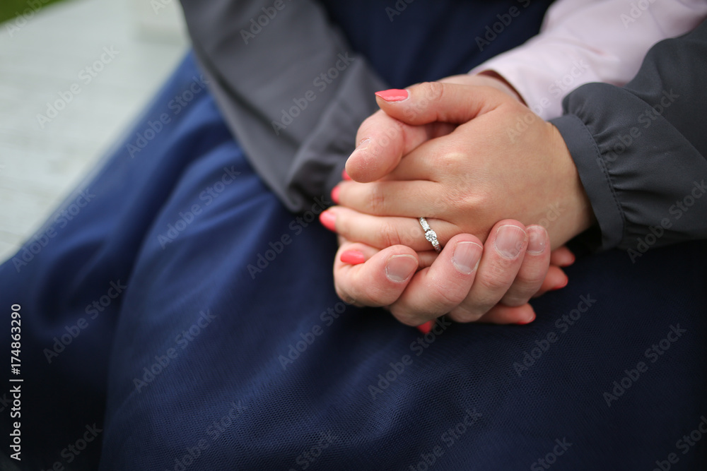 Obraz premium engaged couple holding hands