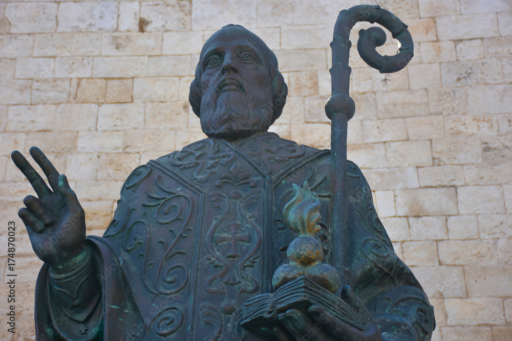 Puglia, Bari, statua in bronzo di San Nicola in piazza della basilica