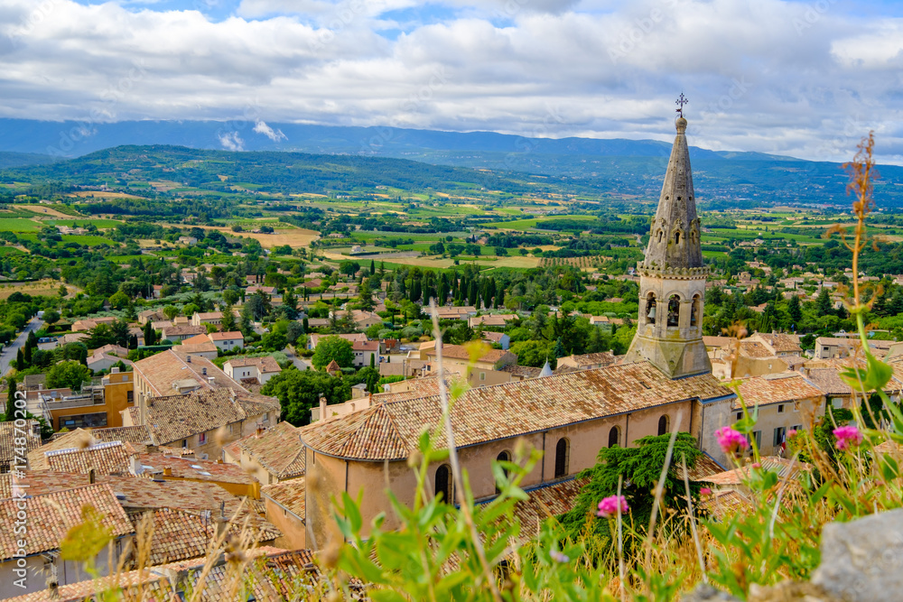 Vue depuis le haut du village de Saint Saturnin les Apt. Provence. France.