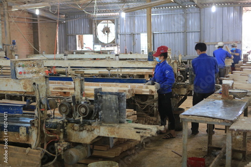 Worker in Vietnam Acacia panel production