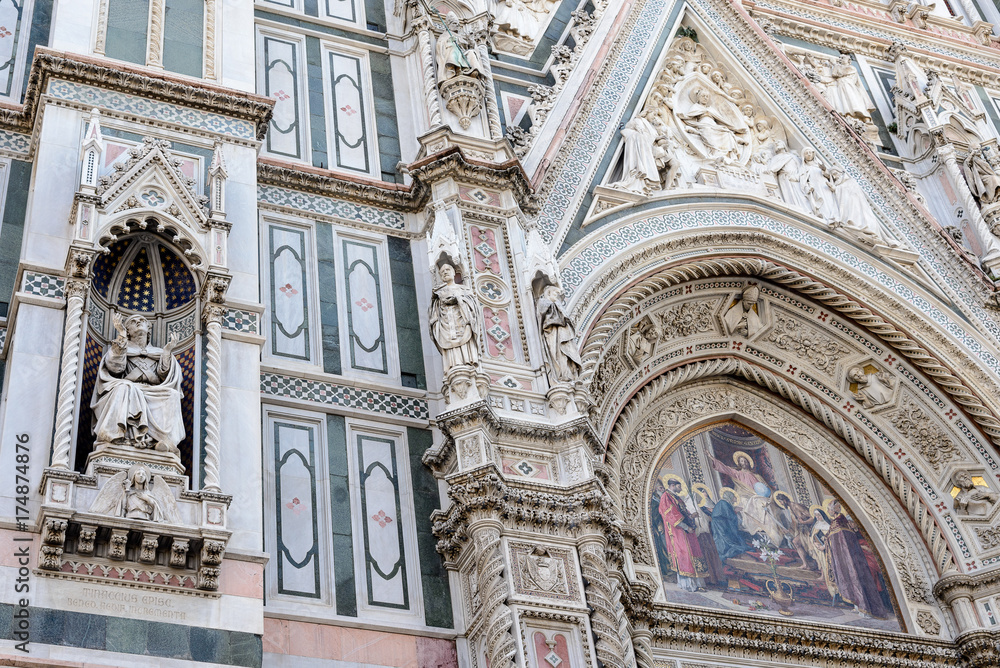 Fachada de Basílica de Santa Maria del Fiore también es conocida como el “Duomo”, Florencia