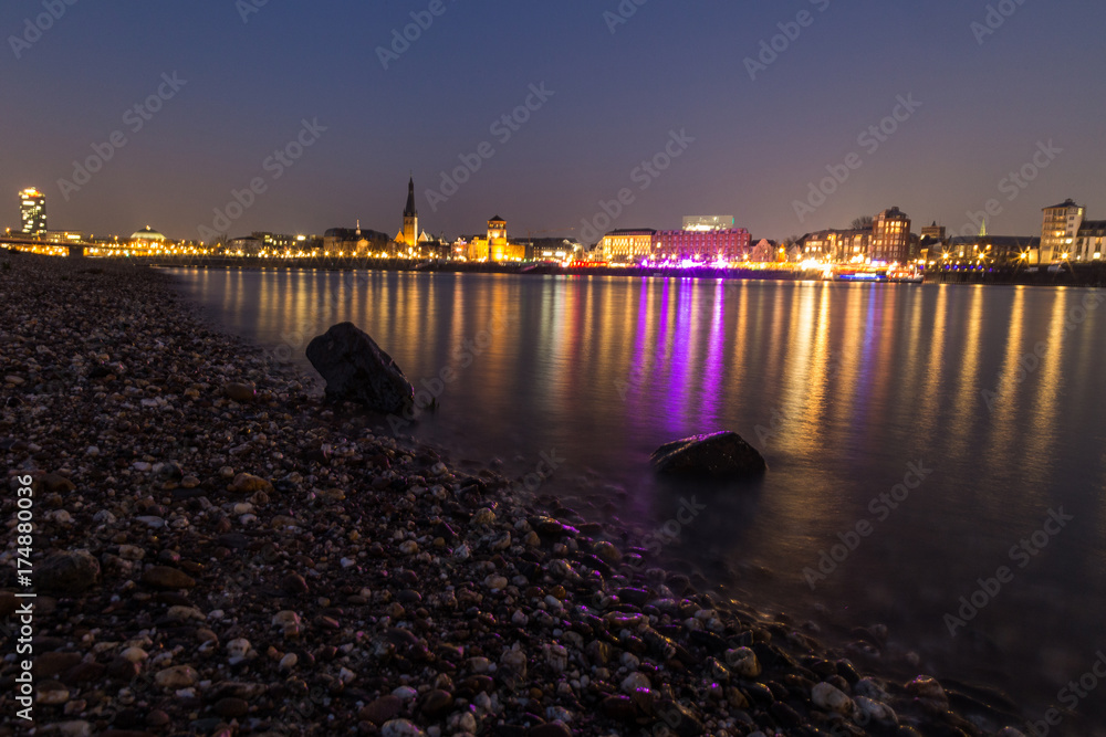 Düsseldorf Rheinpromenade mit Steinen am Strand Düsseldorf Rheinpromenade mit Steinen am Strand