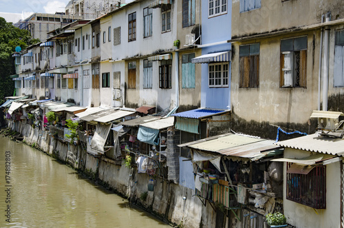 TraditionelleHäuser an einem kleinen Fluss in Bangkok