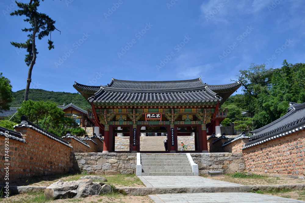 The entrance gate around Beomeosa. Pic was taken in August 2017. Translation: The entrance gate around Beomeosa. Pic was taken in August 2017. Translation: