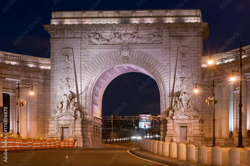 Obraz premium Manhattan Bridge Arch and Colonnade