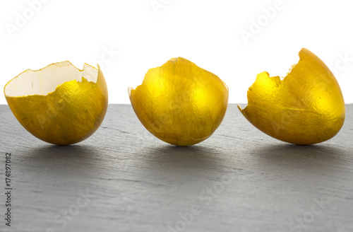 Drei goldene Eierschalen