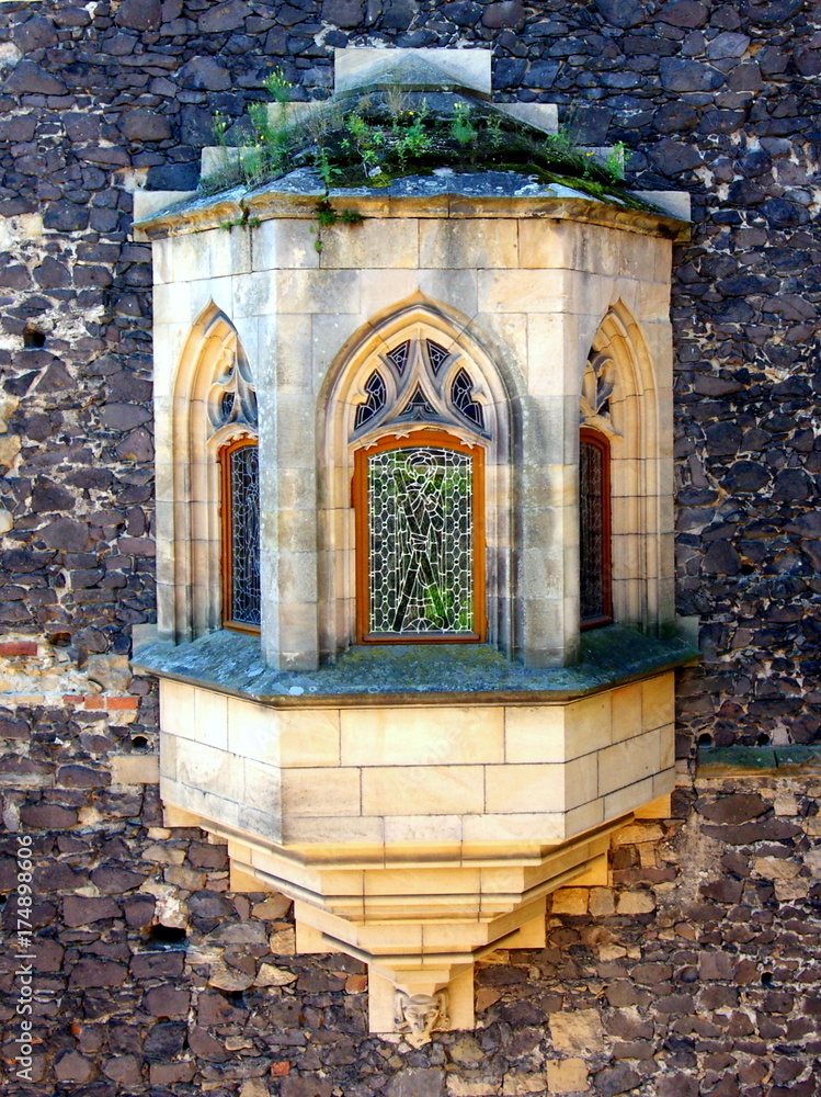 Piękny ozdobny balkon okienny na murach zamku Grodziec na Dolnym Śląsku - obrazy, fototapety, plakaty 