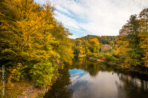 Herbstlandschaft mit Fluss in Deutschland