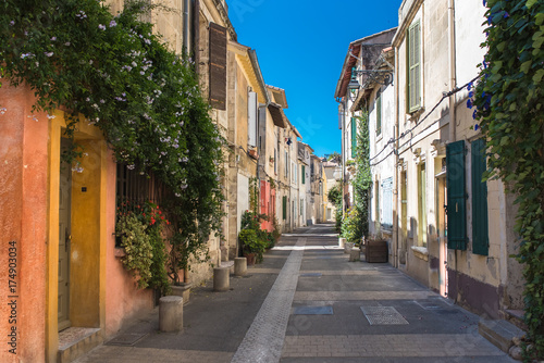 Fotografia Arles in the south of France, typical paved side street of the city center