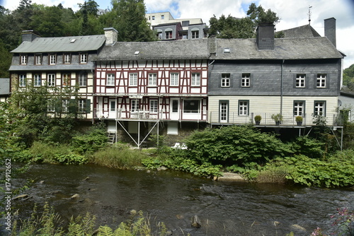 Maisons traditionnelles parfois en colombages longeant la Roer dans la ville touristique de Monschau en Allemagne ,près de la frontière belge photo