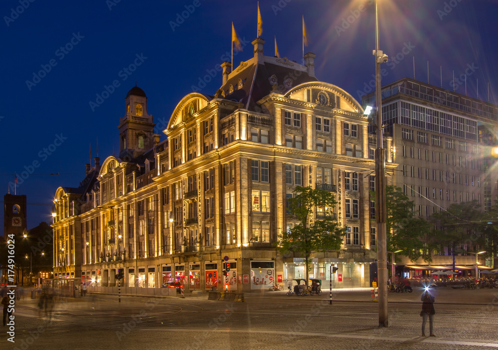 Naklejka premium Plac Dam w Amsterdamie w nocy