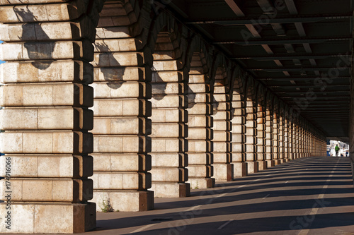 arches du pont de Bercy à Paris photo