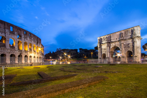 Photo The Colosseum and The Arch of Titus in Rome