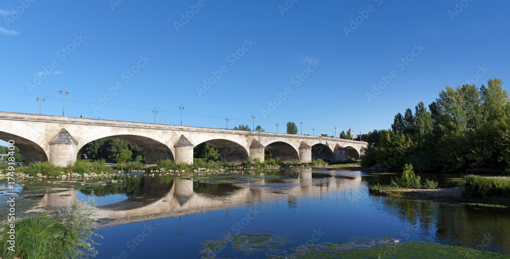 Pont royal et rive de la Loire à Orléans
 


