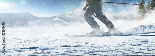 Ski-Abfahrt in den Bergen