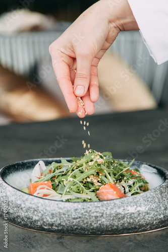 preparation of salad with tuna and sesame