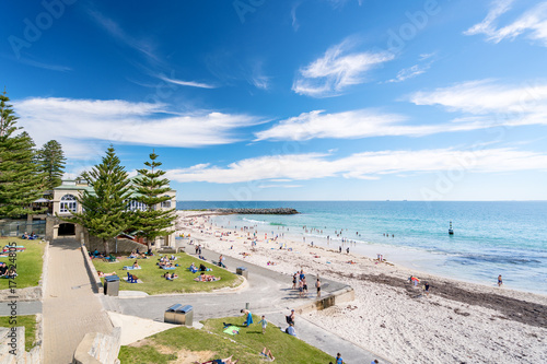 Fototapeta Naklejka Na Ścianę i Meble -  Cottesloe Beach on a warm Spring day with high cloud. Perth, Western Australia, Australia.