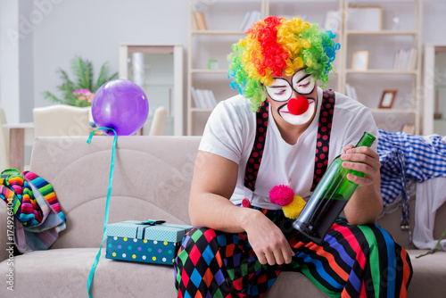 Canvas Print Drunk clown celebrating having a party at home