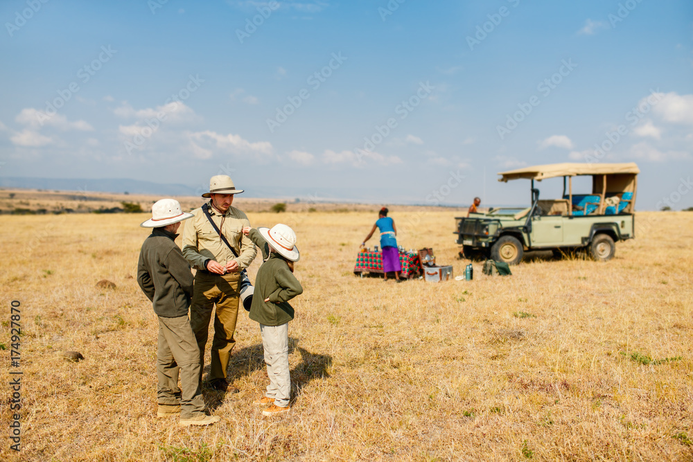 Obraz premium Family safari breakfast