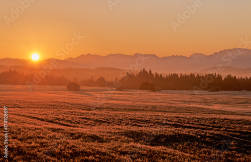 Sonnenaufgang über den Allgäuer Bergen, Blick über winterliche Weidelandschaft mit Raureif bei Lengenwang