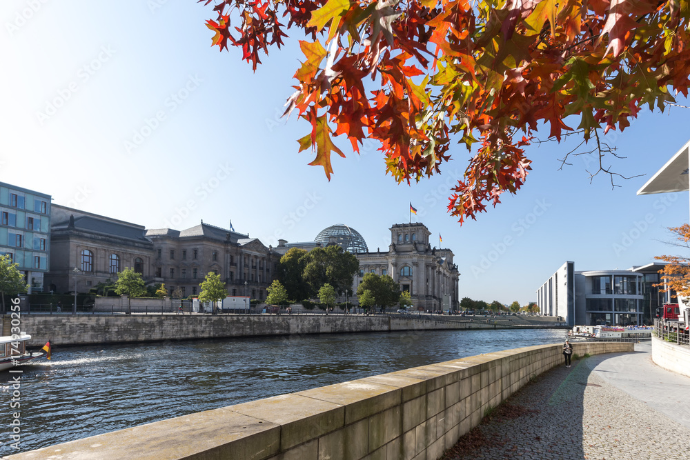 Obraz premium Herbst in Berlin an der Spree