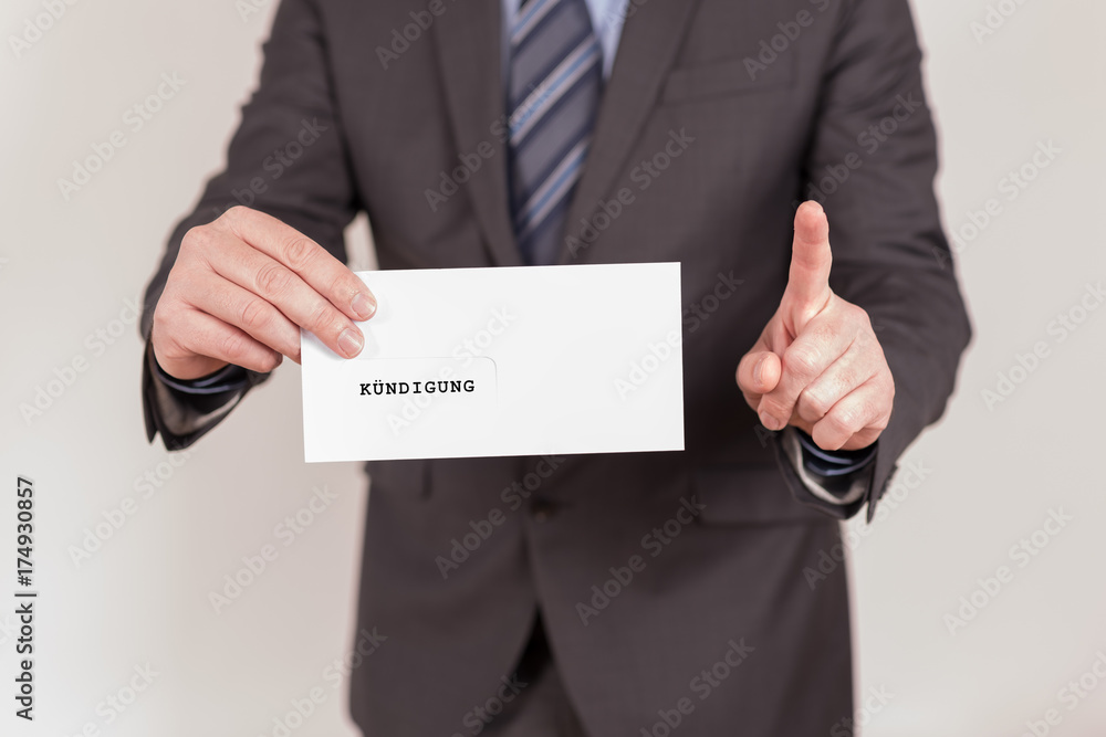 Chef übergibt Kündigung für den Arbeitnehmer Chef übergibt Kündigung für den Arbeitnehmer