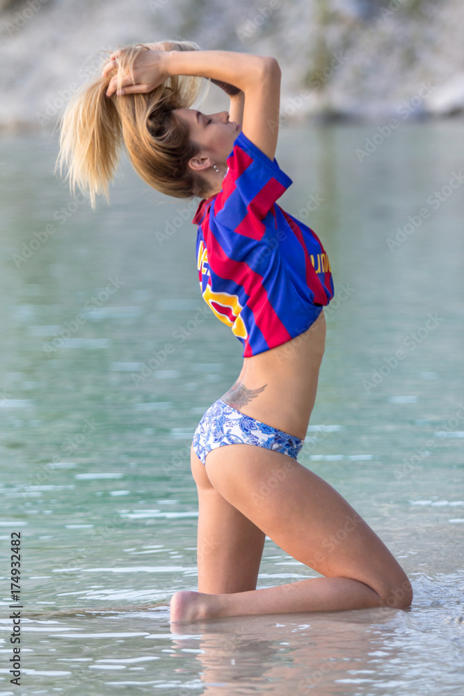 Fototapeta Seksowna kobieta w bikini i koszulce drużyny piłkarskiej Barcelony