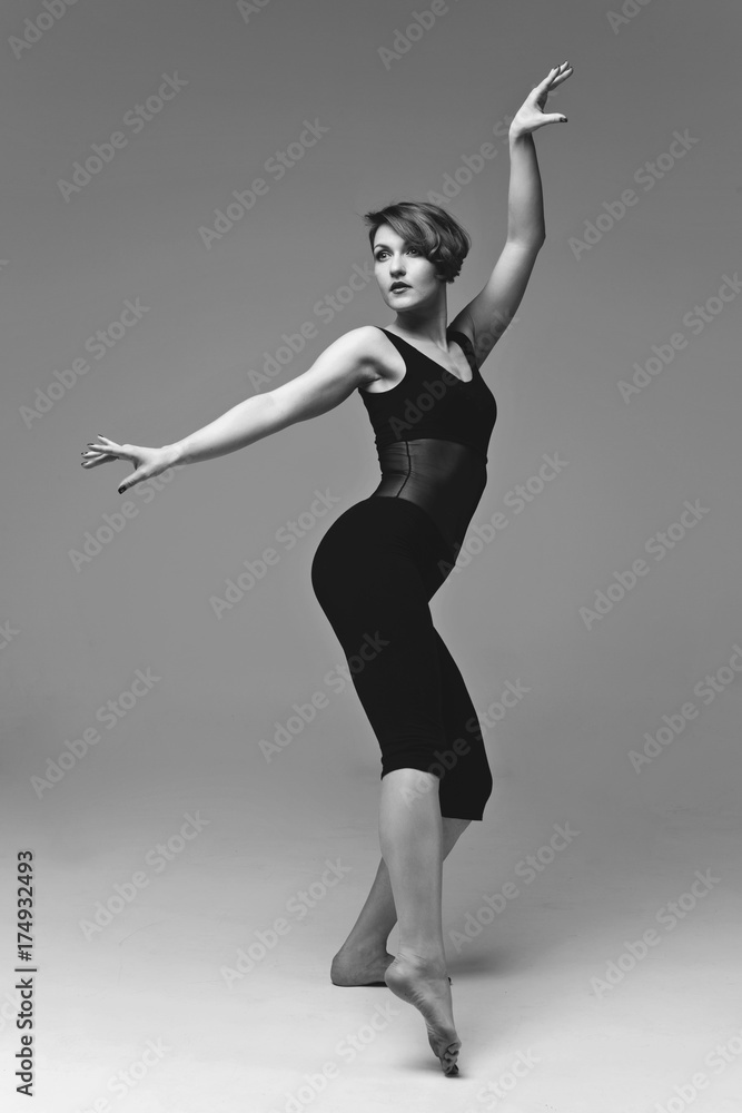 Obraz premium Beautiful woman dancer