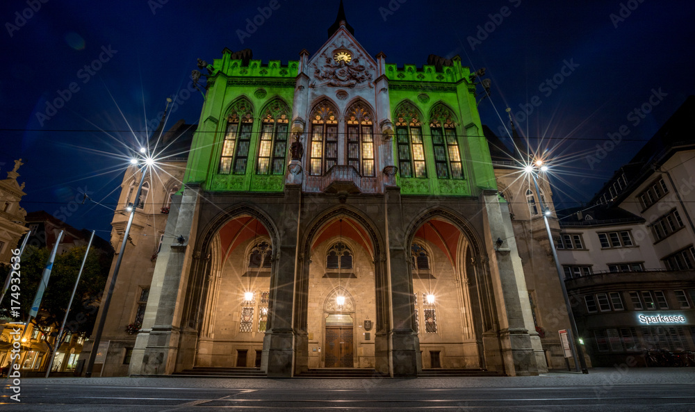Wundervoll beleuchtetes Rathaus in der Erfurter Altstadt bei Nacht