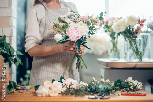 Klein bedrijf. Mannelijke bloemist ongericht in bloemenwinkel. Floral design studio, decoraties en arrangementen maken