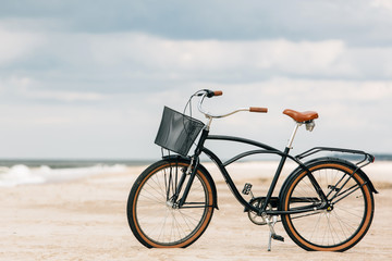 Leinwandbilder Fahrrad Retro Fahrrad am Meer geparkt  © beatleoff