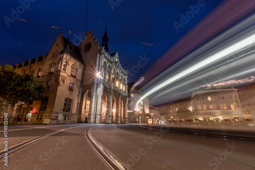 Lichtspuren in der Altstadt von Erfurt bei Nacht