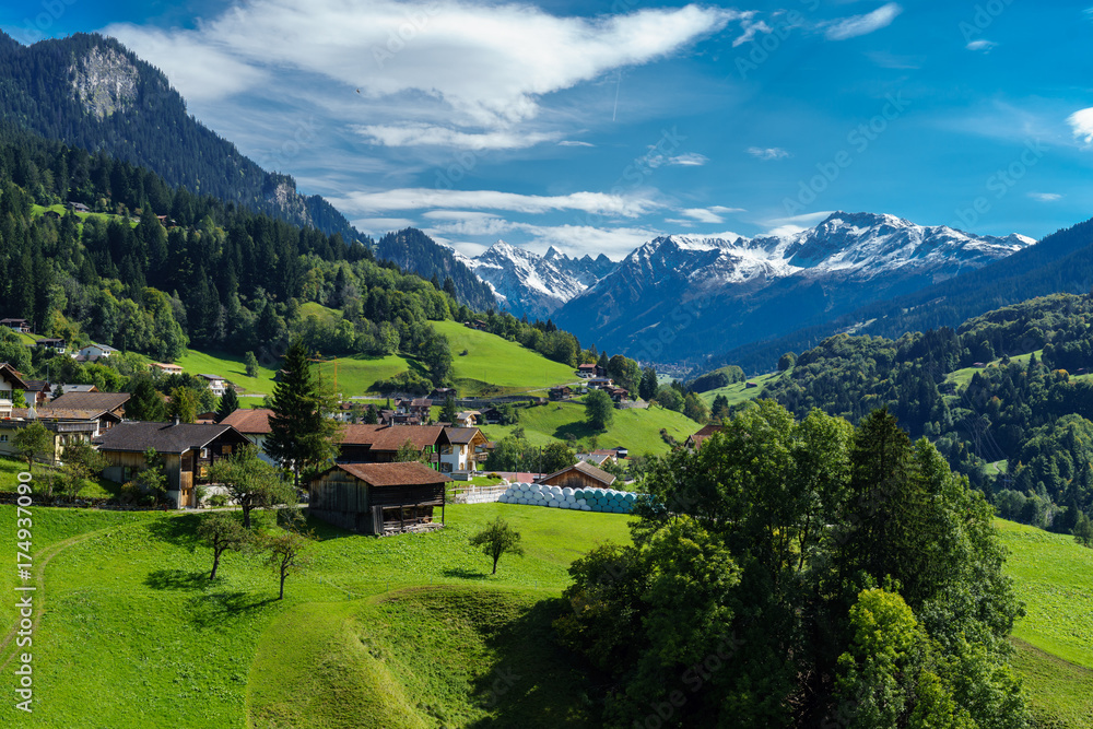 CH, Graubünden, Saas im Prättigau, Blick gegen die Silvrettagruppe mit Piz Buin unter strahlend blauem Himmel, üppig grüne Bergweiden