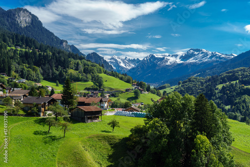 CH, Graubünden, Saas im Prättigau, Blick gegen die Silvrettagruppe mit Piz Buin unter strahlend blauem Himmel, üppig grüne Bergweiden