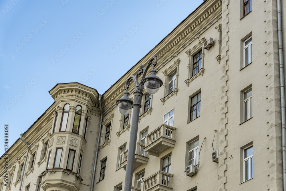 Fototapeta premium street light aginst building bachground