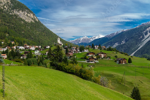 CH, Graubünden, Blick auf Schmitten mit Kirche, dahinter das Älplihorn (3006 m) im Albulagebiet