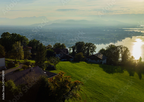 A  Vorarlberg  Bodensee  Blick vom Pf  nder auf Bregenz  Rheintal  Alpstein und den Bodensee  warmes  sanftes Abendlicht im Sonnenuntergang