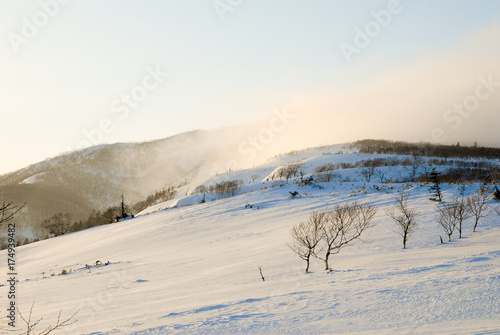 冬の道東　夕方の藻琴山の雪煙（北海道） © tatsuo115