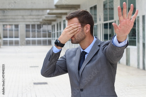 Fotografie Business covering his eyes to avoid reality
