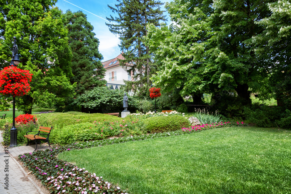 Obraz premium Piękny trawnik z kwiatami przed domem