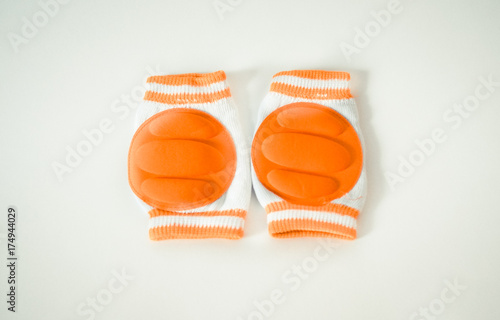 baby knee pads for younger children when beginning to walk and fall, the concept of children